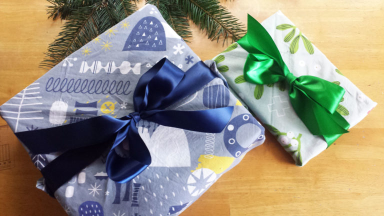 Reusable fabric gift wrap tutorial by Lellobird