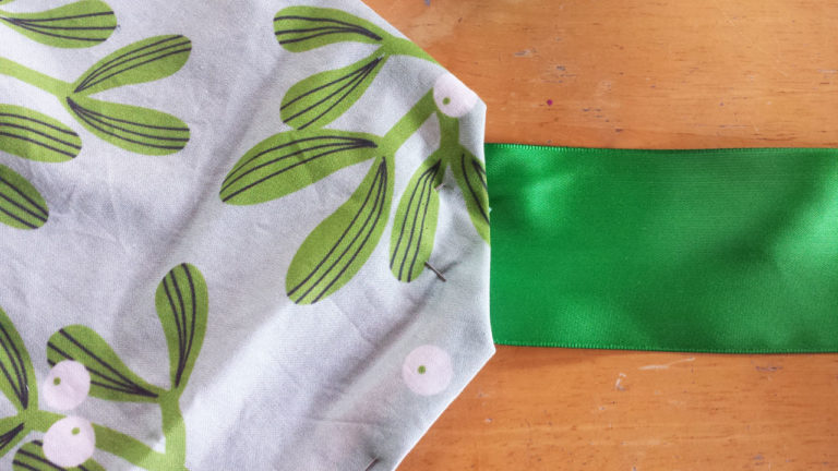 Reusable fabric gift wrap tutorial by Lellobird
