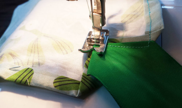Reusable fabric gift wrap tutorial by Lellobird