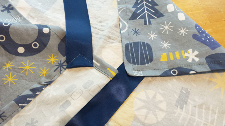 Reusable fabric gift wrap tutorial by Lellobird