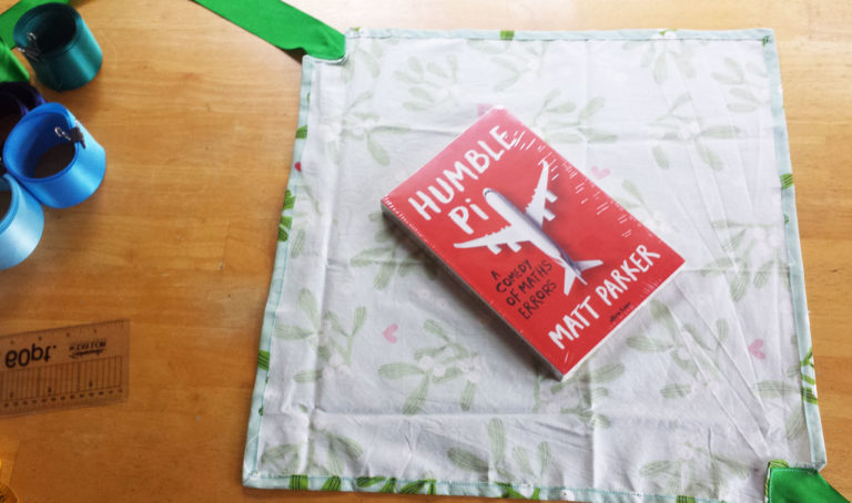 Reusable fabric gift wrap tutorial by Lellobird