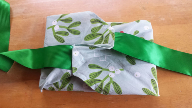 Reusable fabric gift wrap tutorial by Lellobird