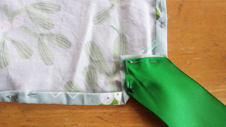 Reusable fabric gift wrap tutorial by Lellobird